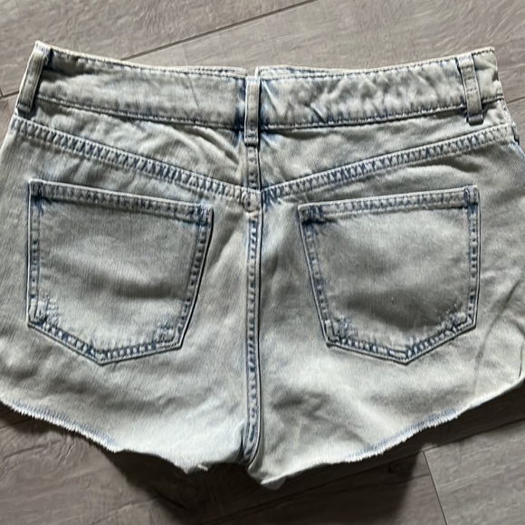TOP SHOP DENIM SHORTS - Picture 4 of 6
